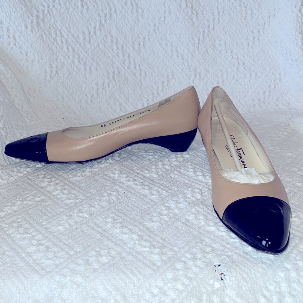 Salvatore Ferragamo Boutique Nubiana Sand and Black Low Heeled Shoes 7.5 AAA
